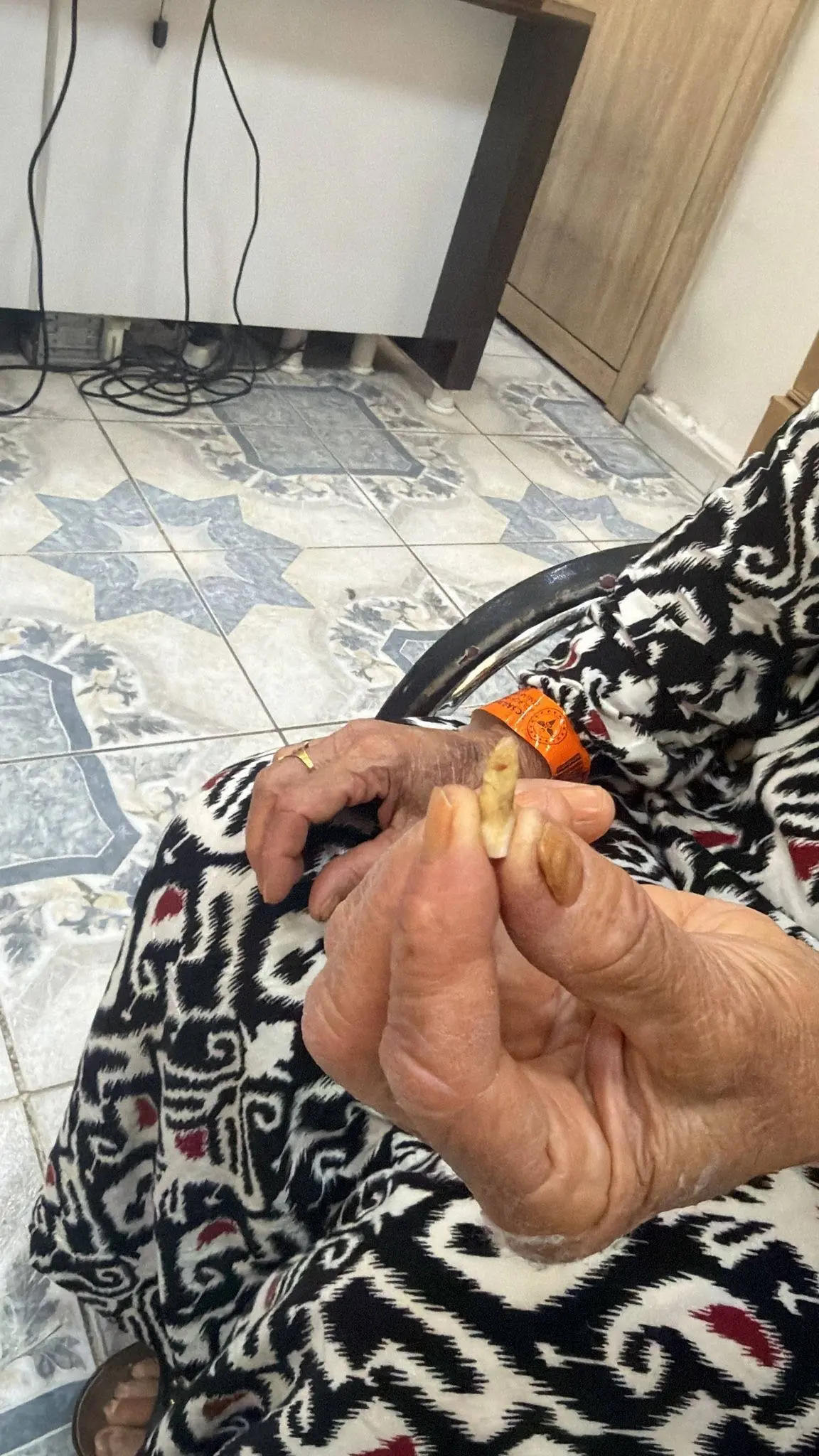 Mardin'de maskeli haydutlar ev bastı: 70 yaşındaki kadını ağır yaralayarak altınları alıp kaçtılar!