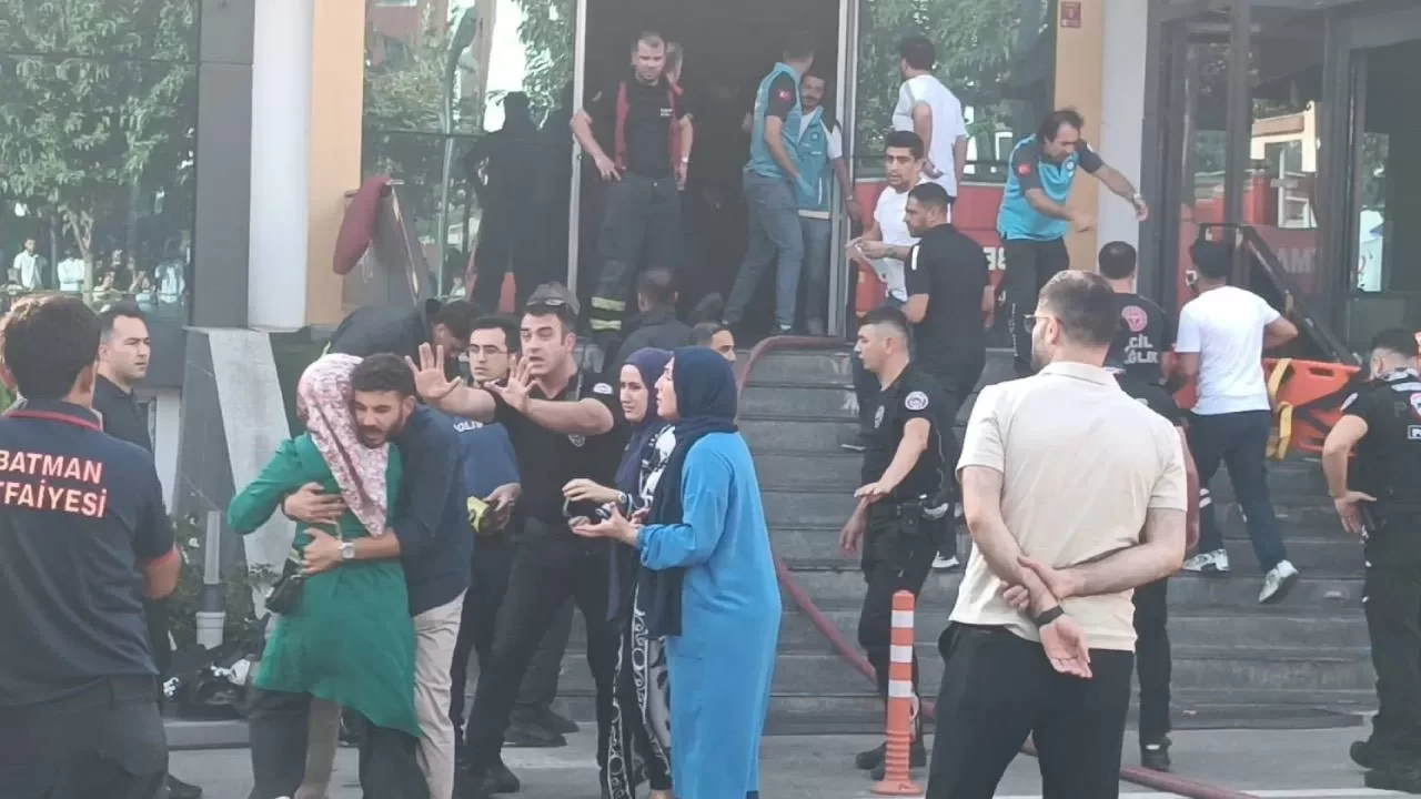 Bakan Şimşek'in acı günü: Spor salonunda çıkan yangında: 2 ölü, 10 yaralı! 