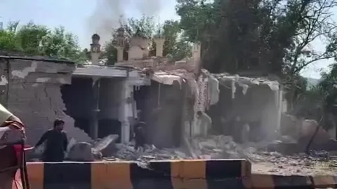 Pakistan'da cuma namazı sırasında patlama: Çok sayıda ölü ve yaralı var!