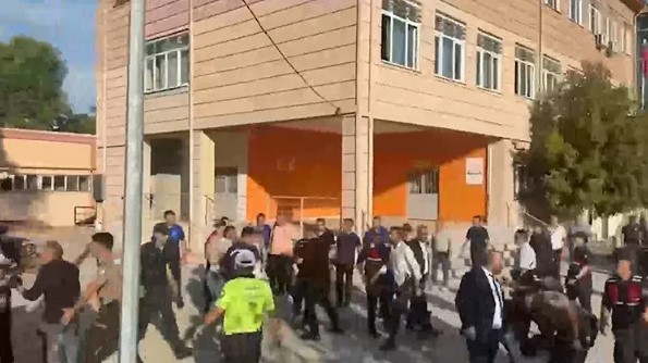 Elini kolunu sallaya sallaya okul önüne giderek dehşet saçtı!