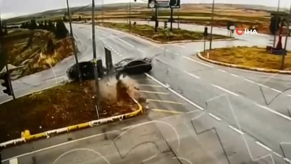 Ölüm kavşağı! Kütahya'da İki otomobil kafa kafaya çarpıştı, ortalık savaş alanına döndü!