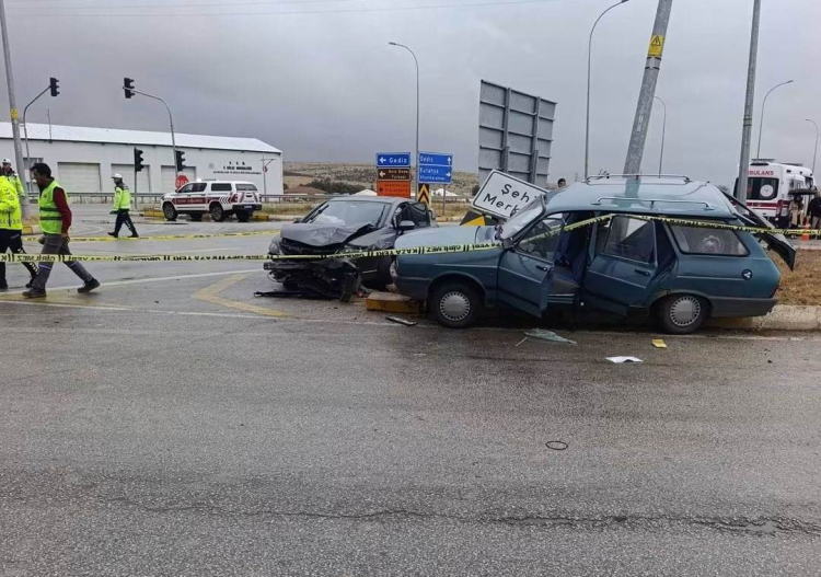 Ölüm kavşağı! Kütahya'da İki otomobil kafa kafaya çarpıştı, ortalık savaş alanına döndü!