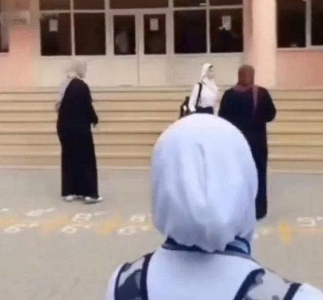 Azerbaycan'da 28 Şubat'ı hatırlatan zulüm: Okula alınmayan başörtülü öğrenciler ağlayarak geri döndü...