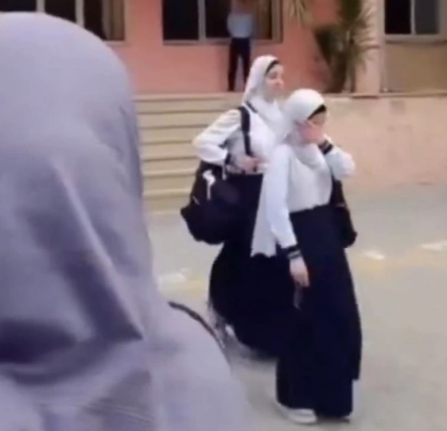Azerbaycan'da 28 Şubat'ı hatırlatan zulüm: Okula alınmayan başörtülü öğrenciler ağlayarak geri döndü...