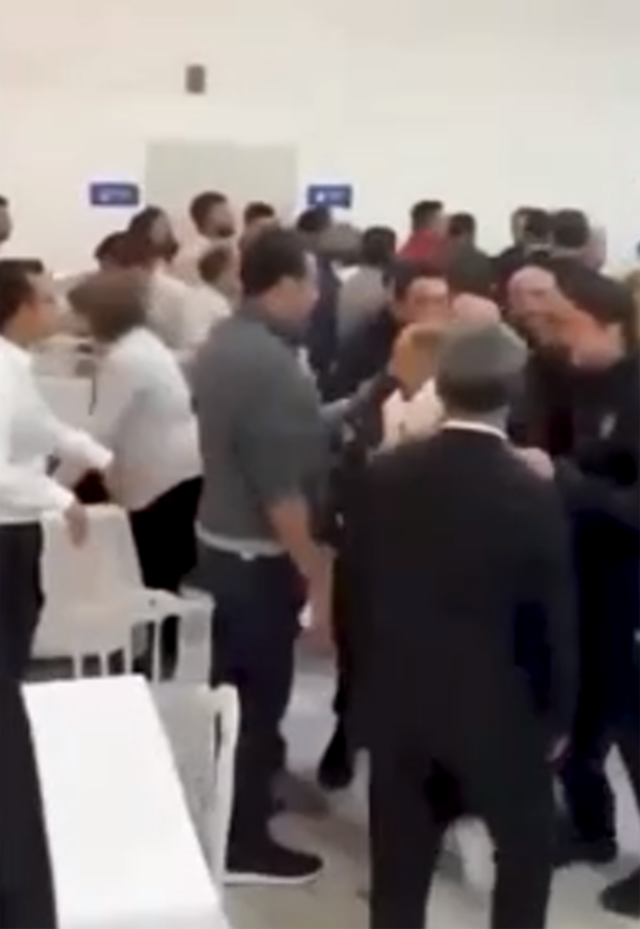 İzmir’de yer yerinden oynadı: YENİ Partililer birbirine girdi yumruklar havada uçuştu!