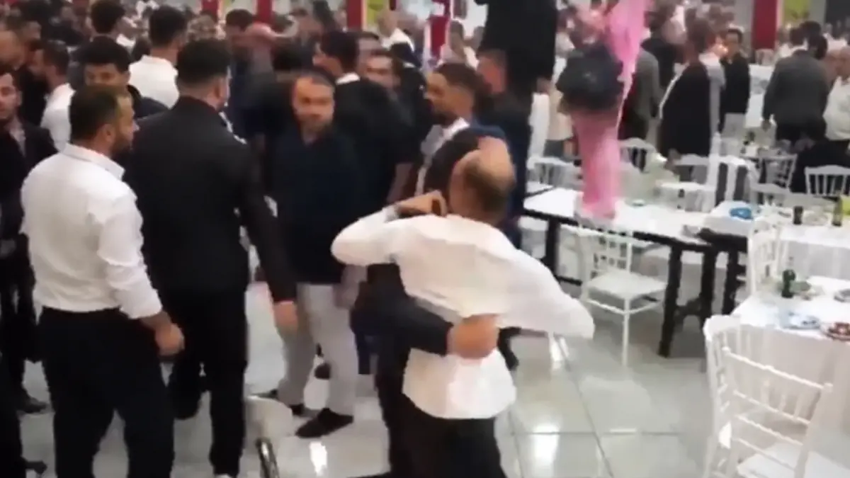 İzmir’de yer yerinden oynadı: YENİ Partililer birbirine girdi yumruklar havada uçuştu!