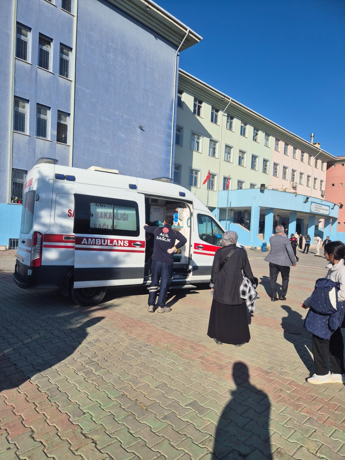 5 öğrencinin bıçaklandığı ortaokulda veliler isyan etti: Bu rezalete bak ya!...