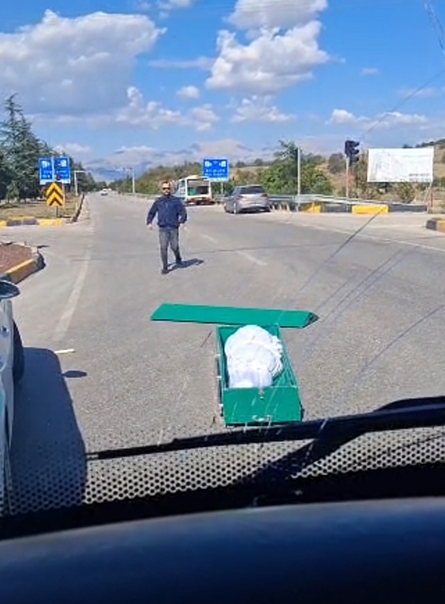 ''Bu da oldu.. '' dedirten olay: Seyir halindeki cenaze aracından tabut yola fırladı!