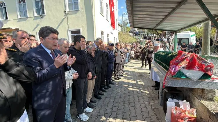 Bartın, okul saldırısında hayatını kaybeden Eslem Sare'sini toprağa verdi