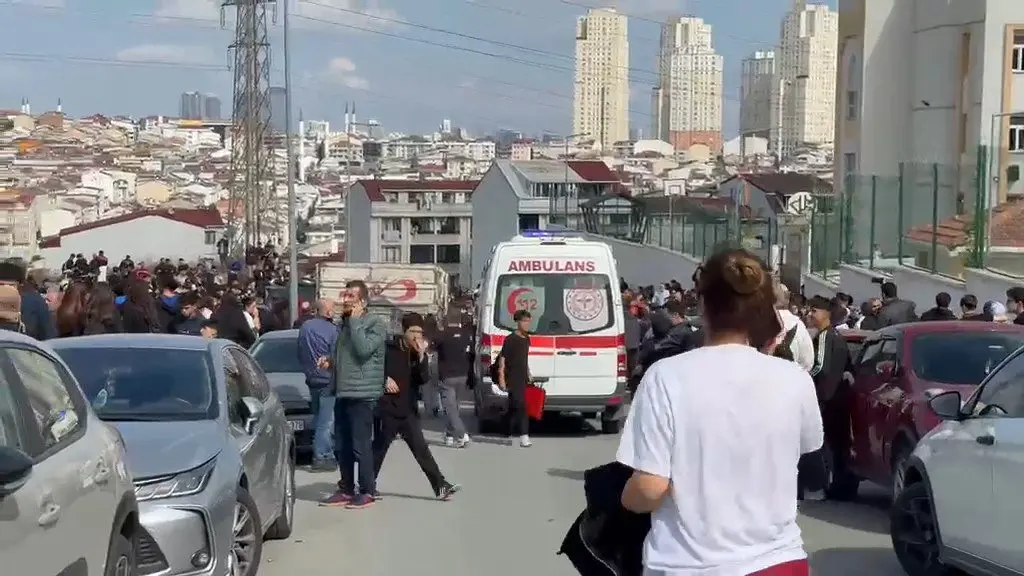 Esenyurt'ta bir lisede hareketli dakikalar: Öğrenciler arasında çıkan bıçaklı kavgada 2 yaralı var!