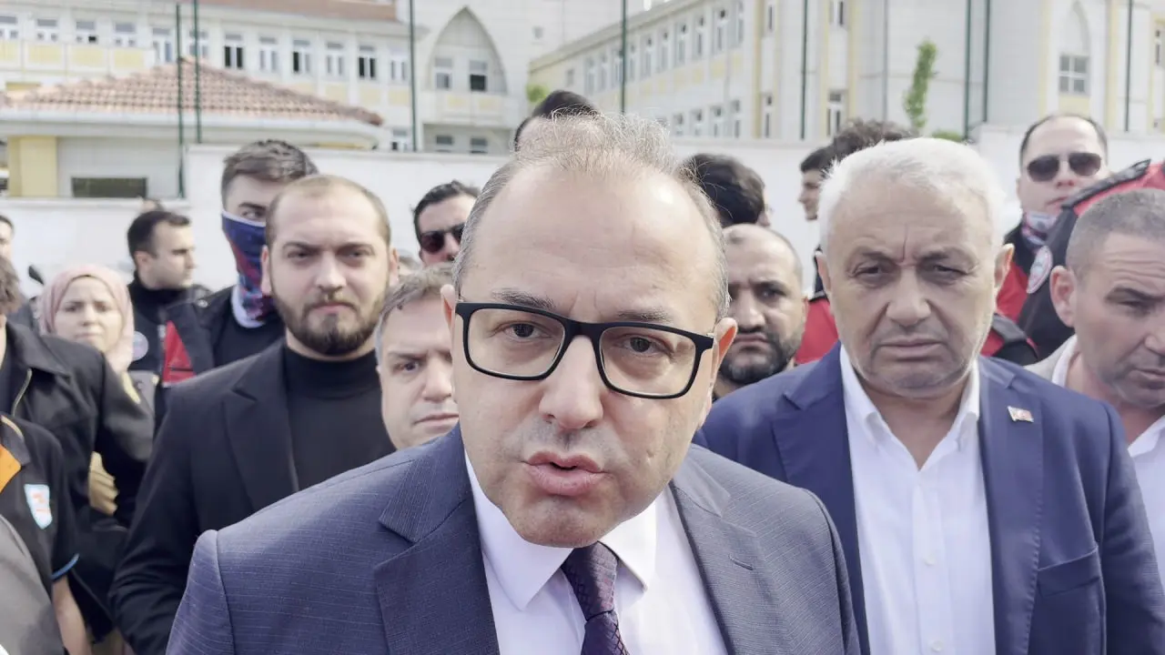 Esenyurt'ta bir lisede hareketli dakikalar: Öğrenciler arasında çıkan bıçaklı kavgada 2 yaralı var!