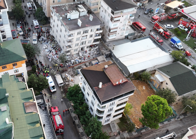 İstanbul'da sabaha doğru bina çöktü: 3 katı yıkılan binada mahsur kalanlar var