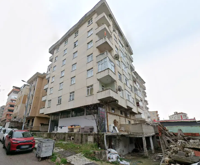 İstanbul'da sabaha doğru bina çöktü: 3 katı yıkılan binada mahsur kalanlar var