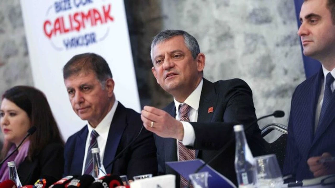 Özgür Özel grup toplantısında Cemil Tugay'a "Namussuz" dedi!
