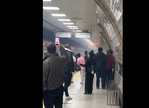 Üsküdar-Sultanbeyli metrosunda hareketli dakikalar: Yüksek sesli patlama sonucu ortalık dumanla kaplandı!