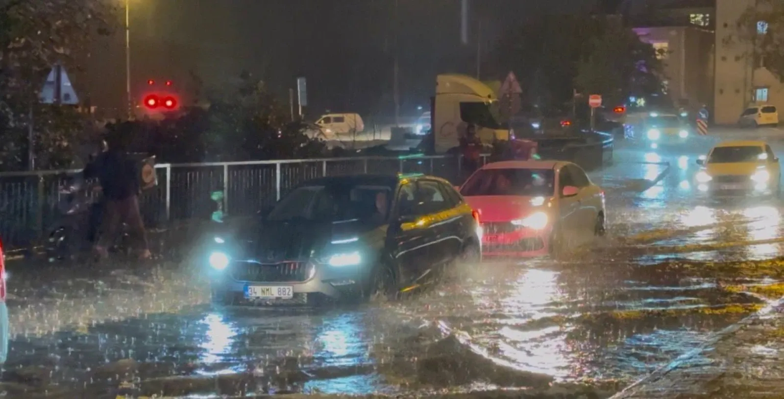 Aşırı yağış İstanbul'u felç etti: İstanbul'da trafik yüzde 90 kilitlendi!