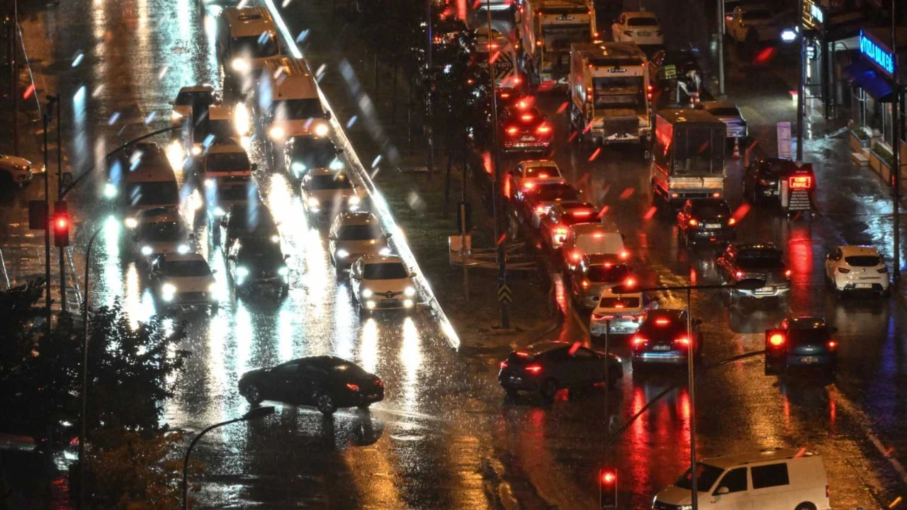 Aşırı yağış İstanbul'u felç etti: İstanbul'da trafik yüzde 90 kilitlendi!