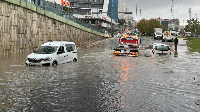 Sele teslim olan İstanbul'dan acı haber: Su birikintisindeki elektrik akımına kapıldı!