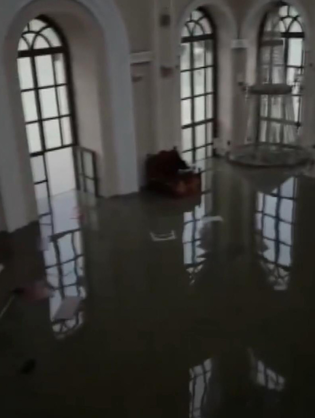 İstanbul'daki tarihi cami de selden nasibini aldı!