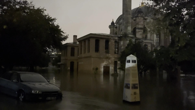 İstanbul'daki tarihi cami de selden nasibini aldı!