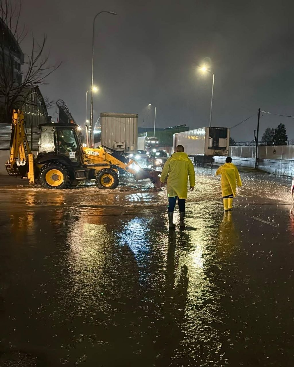 Ekipler Gece Boyunca Çalıştı: Sağanak yağışa karşı nöbet sürüyor...