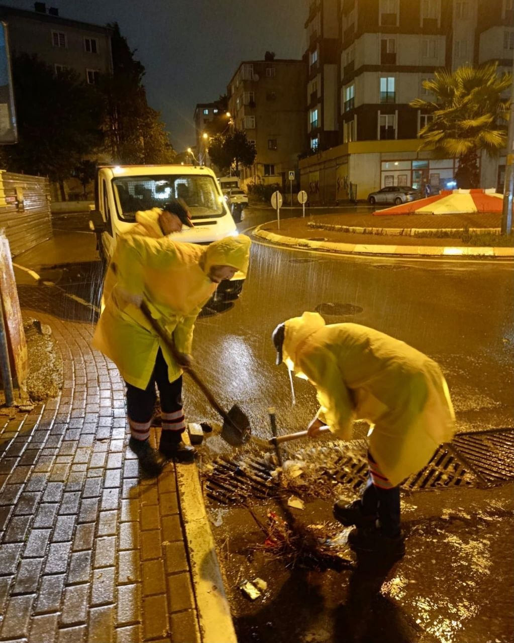Ekipler Gece Boyunca Çalıştı: Sağanak yağışa karşı nöbet sürüyor...