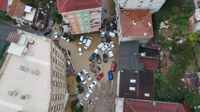Felaketin boyutu gün ağarınca ortaya çıktı: Sarıyer’de selin meydana getirdiği maddi hasarın görüntüsü...
