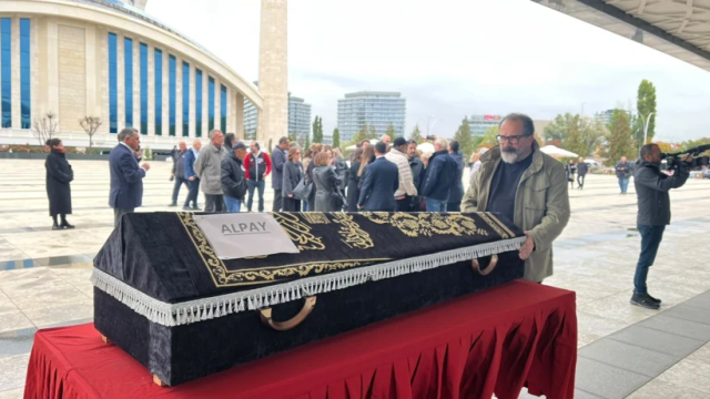 Yılların sanatçısı Alpay'ı sevenleri son yolculuğuna uğurlandı: Alpay Nazikioğlu kimdir?