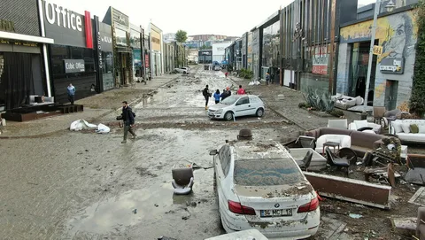 İstanbul'daki sel felaketinde son durum: Hayatını kaybedenlerin sayısı 6'ya yükseldi, maddi zarar büyük!