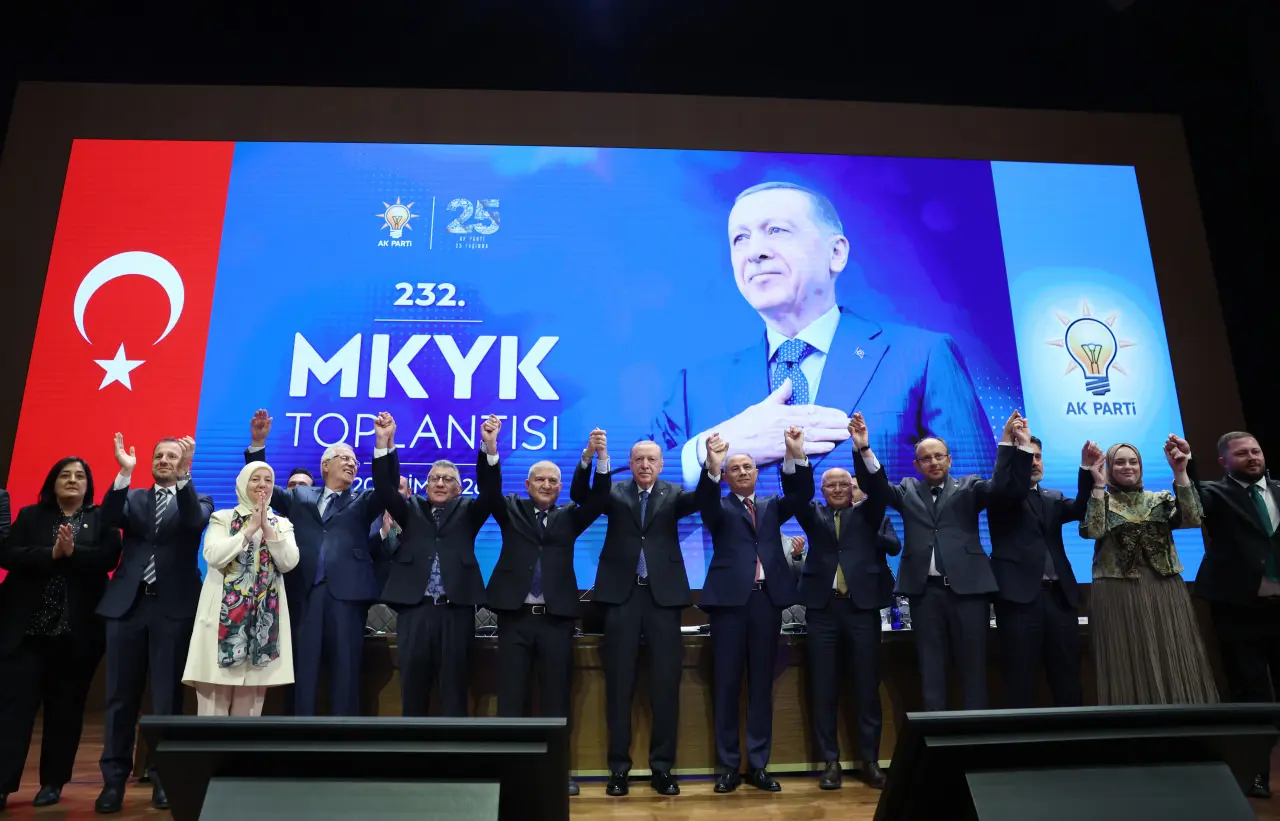 Rozeti Erdoğan taktı: Bursa Milletvekili Kani Torun AK Parti'ye katıldı!