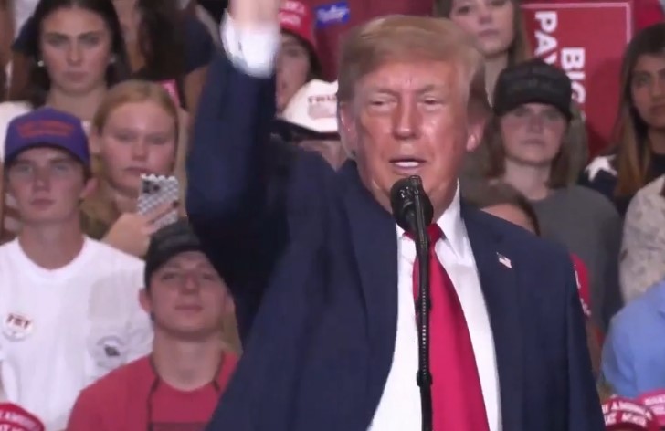 Trump ilginç hareketlerine yenisini ekledi: Miting konuşmasında trans halterci taklidi yaptı!