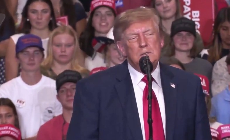 Trump ilginç hareketlerine yenisini ekledi: Miting konuşmasında trans halterci taklidi yaptı!