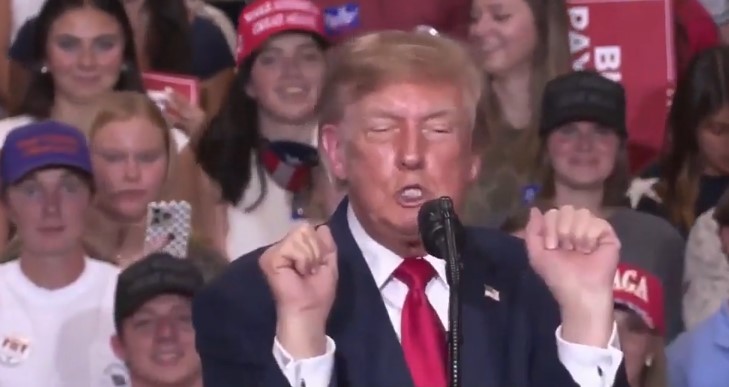 Trump ilginç hareketlerine yenisini ekledi: Miting konuşmasında trans halterci taklidi yaptı!