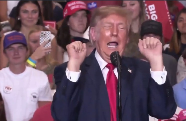 Trump ilginç hareketlerine yenisini ekledi: Miting konuşmasında trans halterci taklidi yaptı!