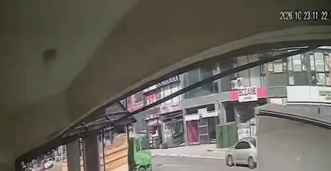 Freni Boşalan Hafriyat Kamyonu Eczaneye Daldı!