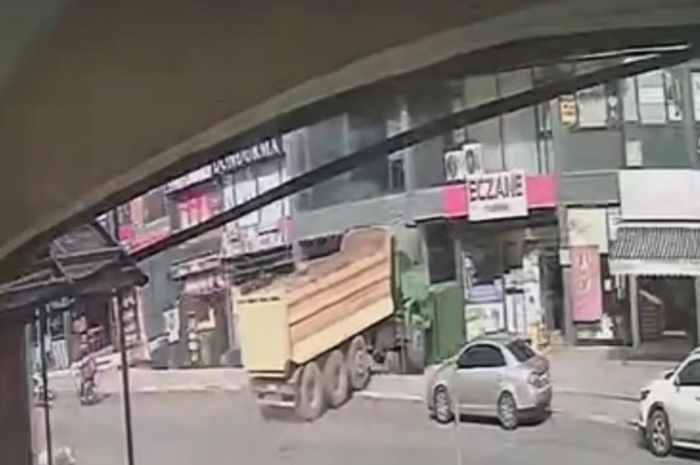 Freni Boşalan Hafriyat Kamyonu Eczaneye Daldı!