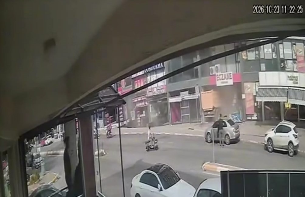 Freni Boşalan Hafriyat Kamyonu Eczaneye Daldı!