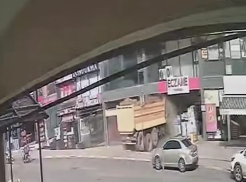 Freni Boşalan Hafriyat Kamyonu Eczaneye Daldı!
