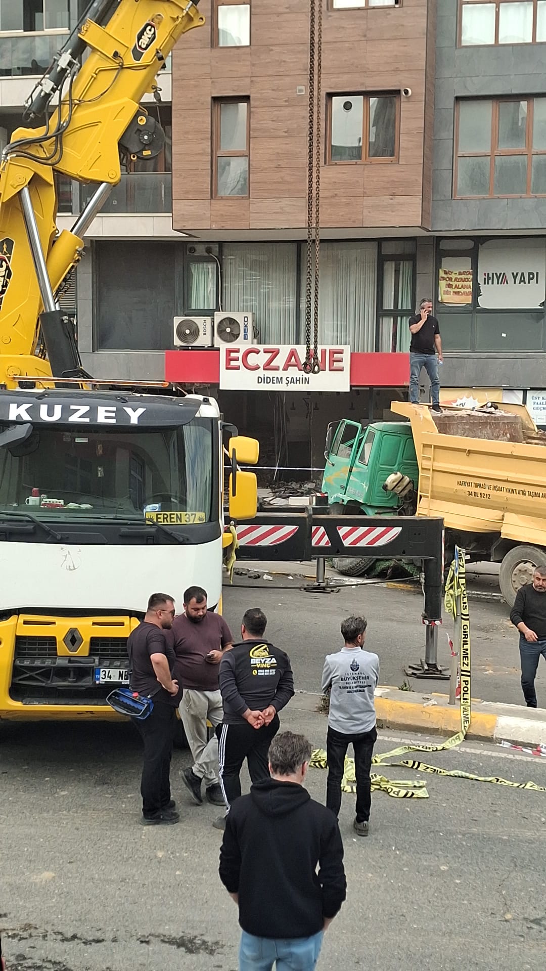 Freni Boşalan Hafriyat Kamyonu Eczaneye Daldı!