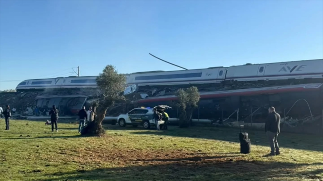 İspanya’daki korkunç tren kazası bakın neden meydana gelmiş!