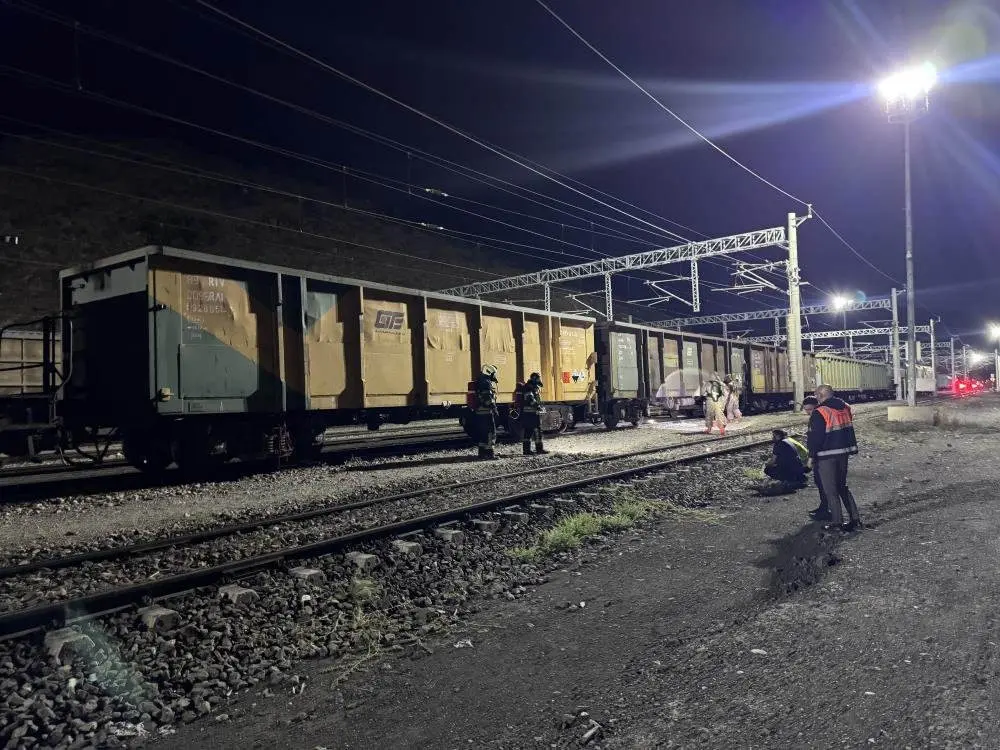 Eskişehir'de hareketli gece: Yük treninden sızan kimyasal sıvı ekipleri harekete geçirdi!
