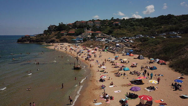 Sıcaktan bunalanlar plajlara akın etti