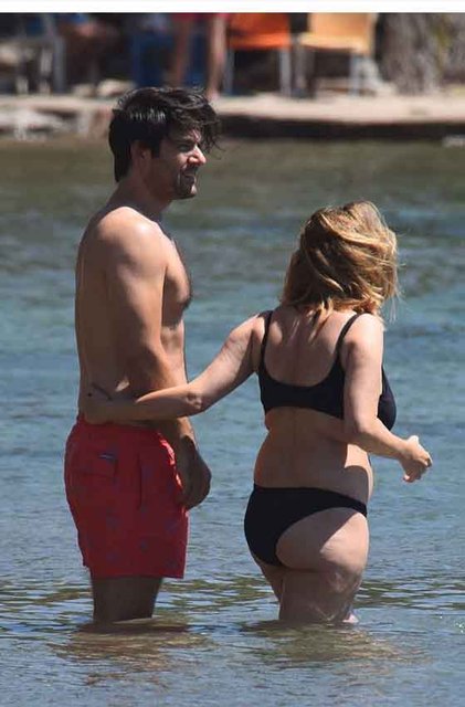 Canan Ergüder'in bikinili pozları | Kenan Ece ve Canan Ergüder'in plaj sefası