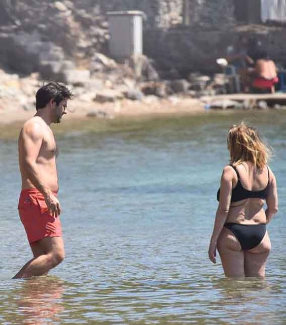 Canan Ergüder'in bikinili pozları | Kenan Ece ve Canan Ergüder'in plaj sefası