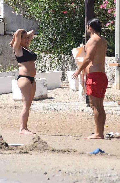 Canan Ergüder'in bikinili pozları | Kenan Ece ve Canan Ergüder'in plaj sefası