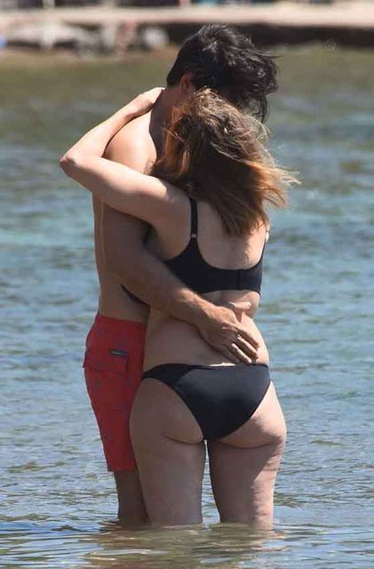 Canan Ergüder'in bikinili pozları | Kenan Ece ve Canan Ergüder'in plaj sefası