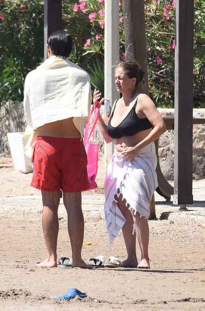 Canan Ergüder'in bikinili pozları | Kenan Ece ve Canan Ergüder'in plaj sefası