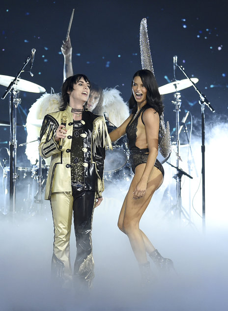 2018 Victoria's Secret defilesinden muhteşem kareler! Adriana Lima veda etti!