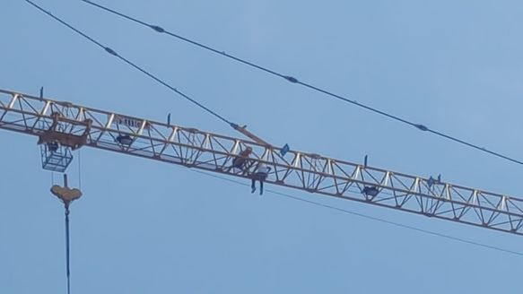 Taksim Meydanı'nda intihar girişimi!