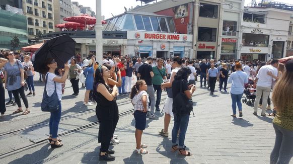 Taksim Meydanı'nda intihar girişimi!